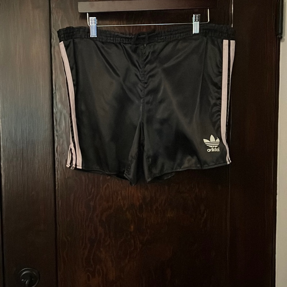 Vintage adidas shorts w/ back pocket. Inner drawstring. Excellent cond.